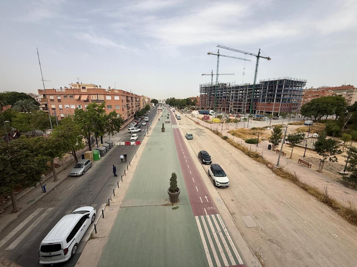 Una vía verde y un bulevar se proyectan sobre las vías soterradas del tren.