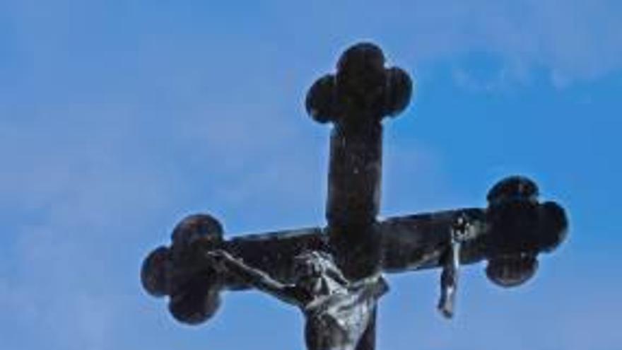 Santa Anna Crucifijo roto en el acceso a la ermita