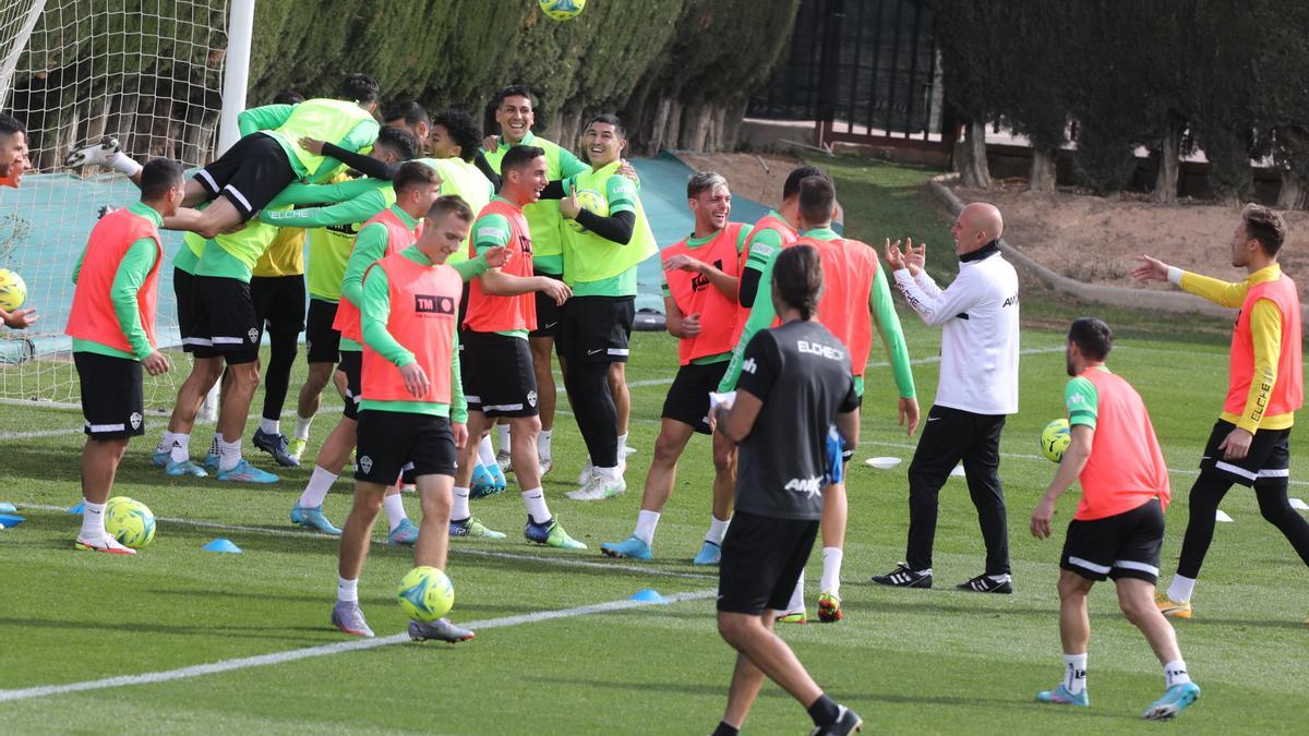 Los jugadores del Elche sonrientes, durante un entrenamiento