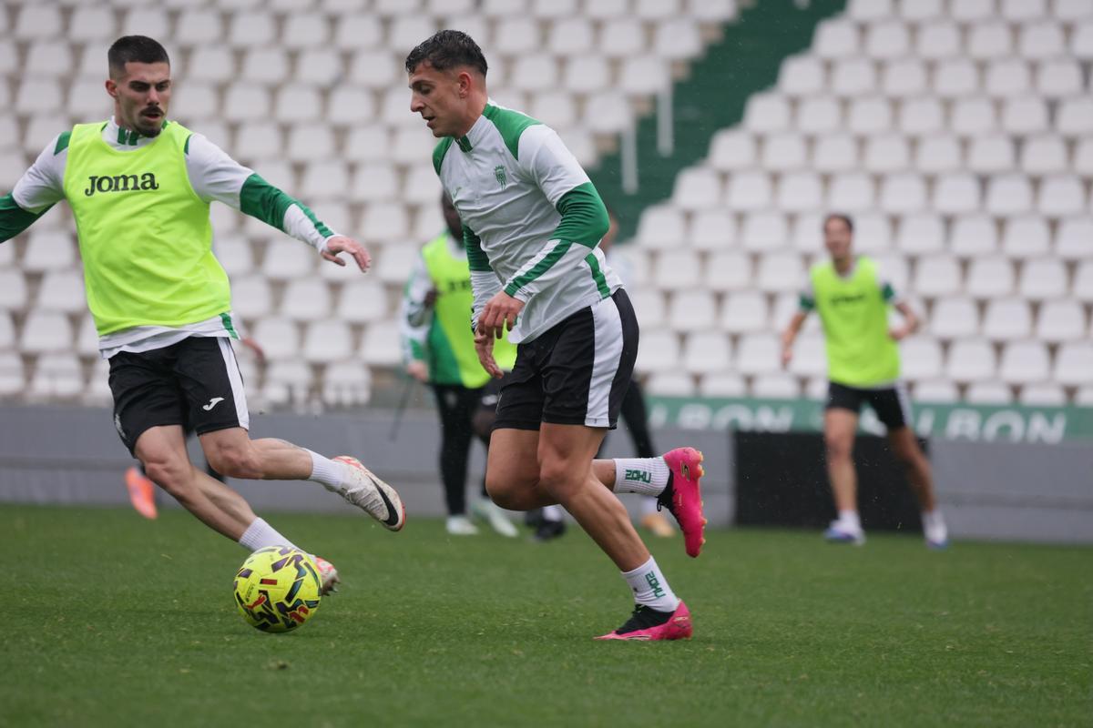 Alcedo conduce el balón en El Arcángel durante el partido contra el filial.