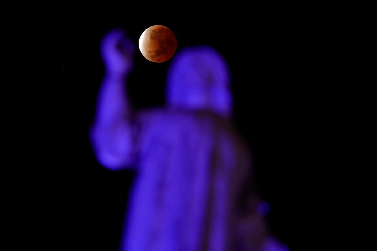 La luna, durante el eclipse parcial, vista en San Salvador (El Salvador).