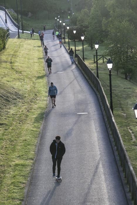 Oviedo se echa a la calle para hacer deporte en el primer día del desconfinamiento