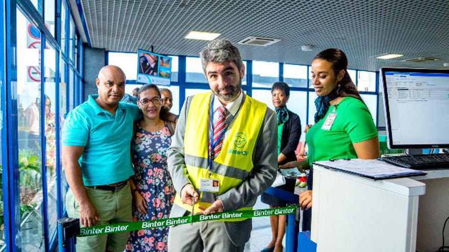 Raúl Zapico corta la cinta del primer vuelo caboverdiano de Binter.