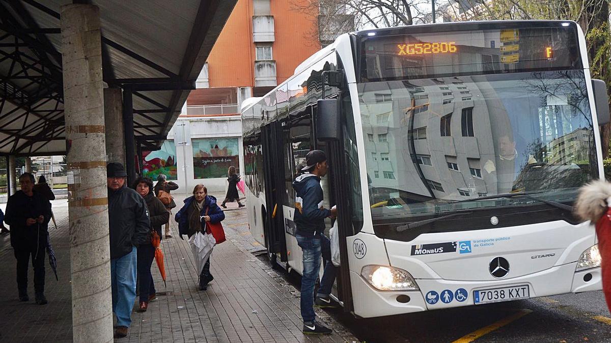 Un autobús recoge pasajeros en la Plaza de Galicia. |   // R. VÁZQUEZ