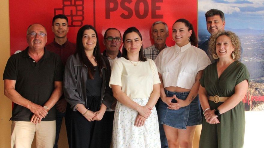 Forno (centro) con el resto de sus compañeros de ejecutiva.