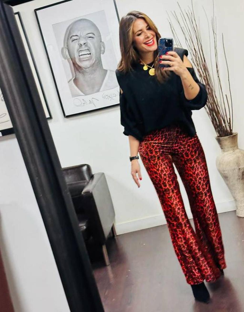 Nuria Roca con pantalones de leopardo de forte forte