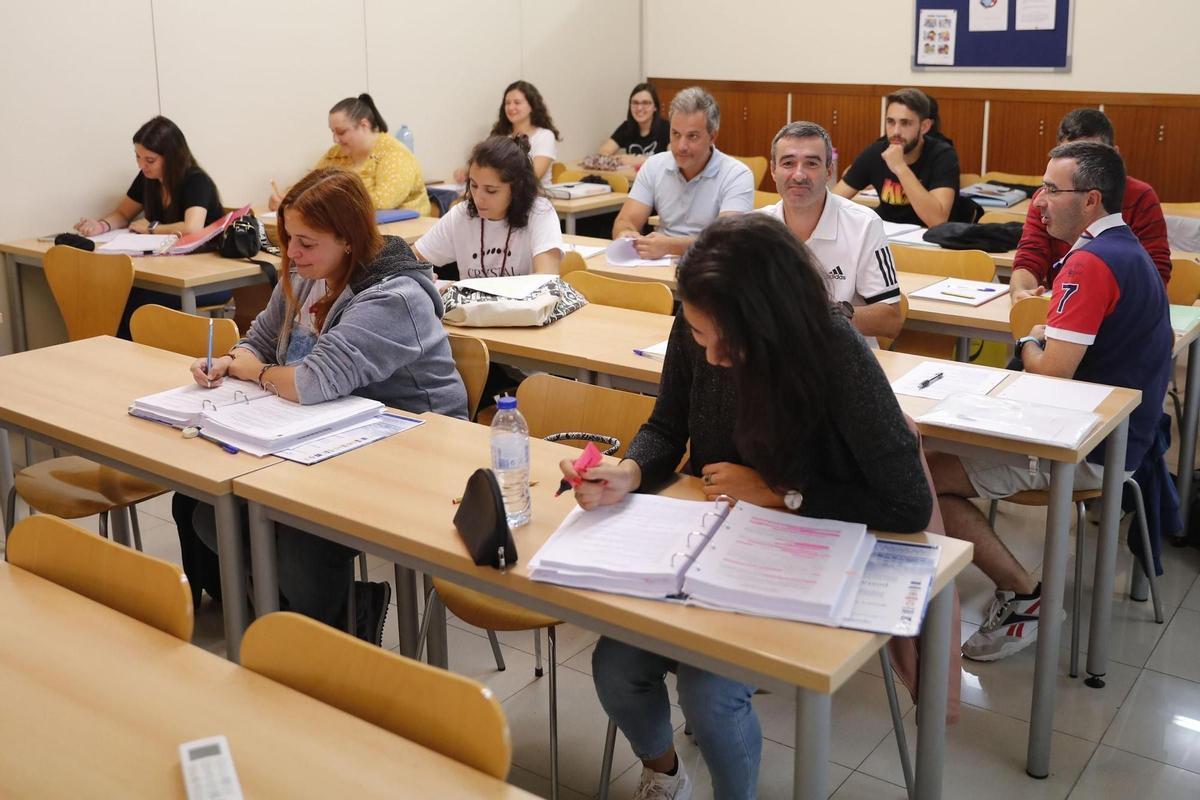 Alumnos adultos en una clase.