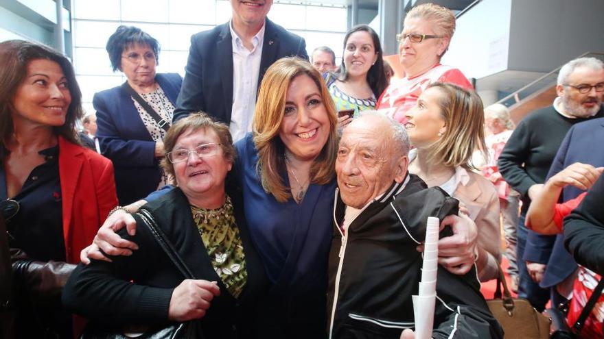 Susana Díaz, centro, durante su visita a Vigo el 30 de abril pasado