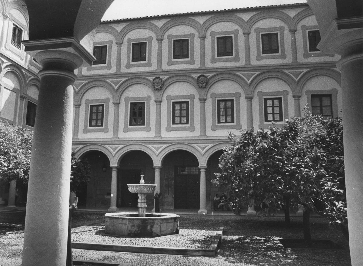 Imagen en blanco y negro de uno de los patios del Palacio Episcopal.