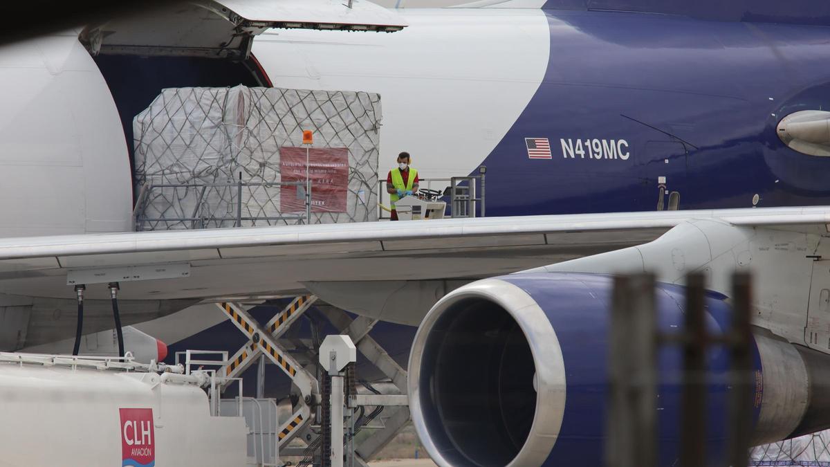 Un avión con material sanitario durante la pandemia.