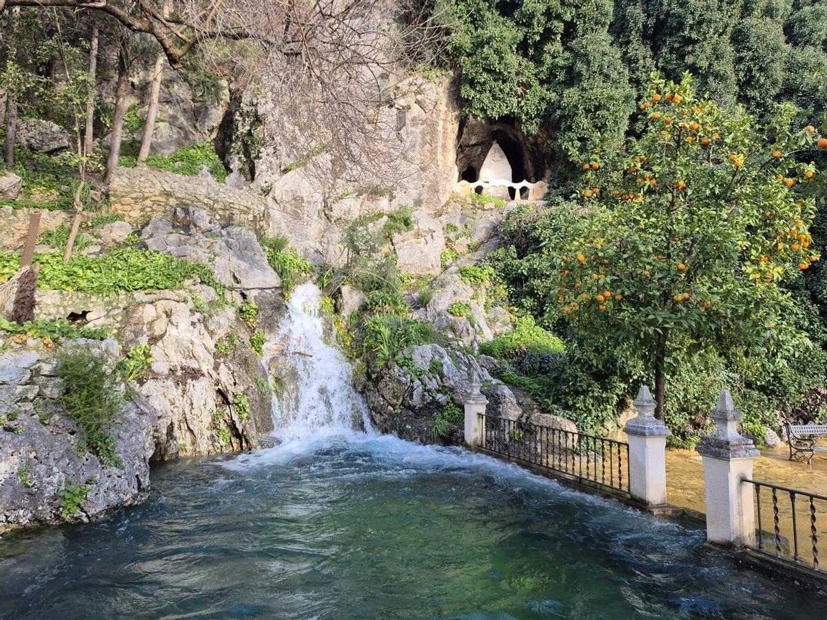 El agua brota de la roca en el manantial del río Cabra.