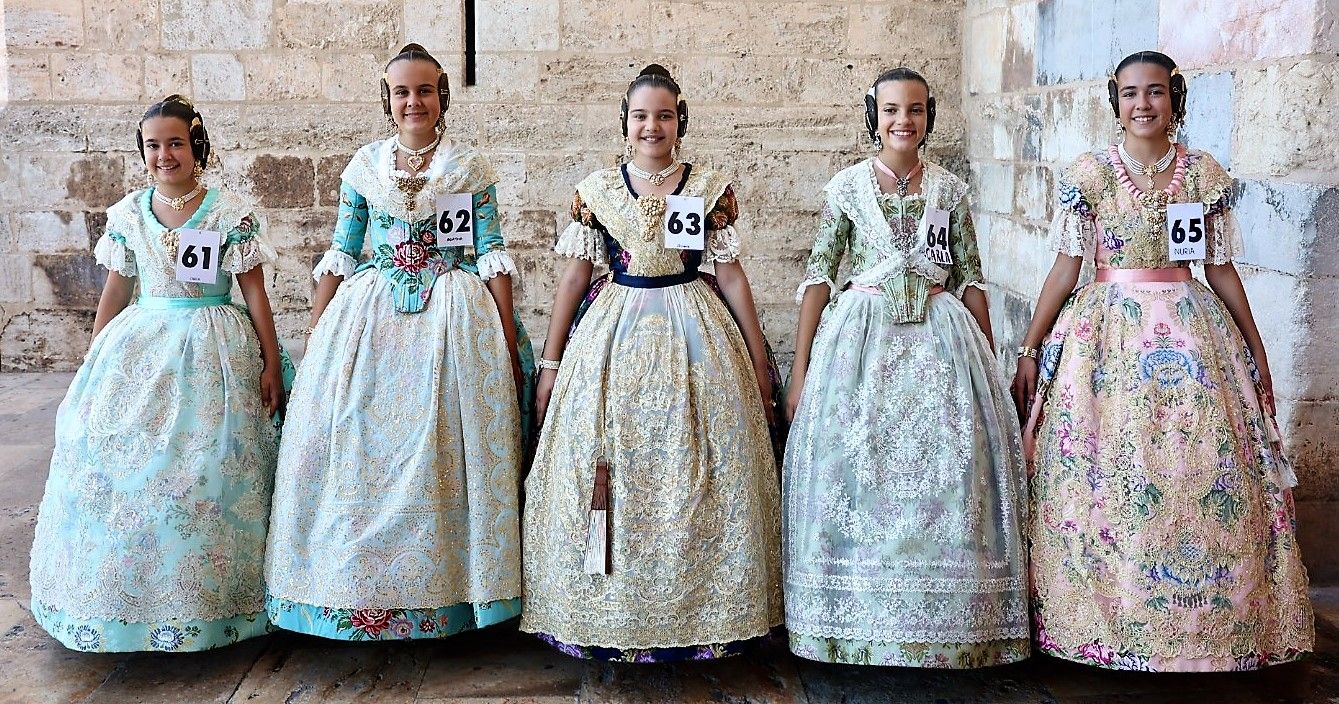 La "passejà" de las candidatas a Fallera Mayor Infantil de València