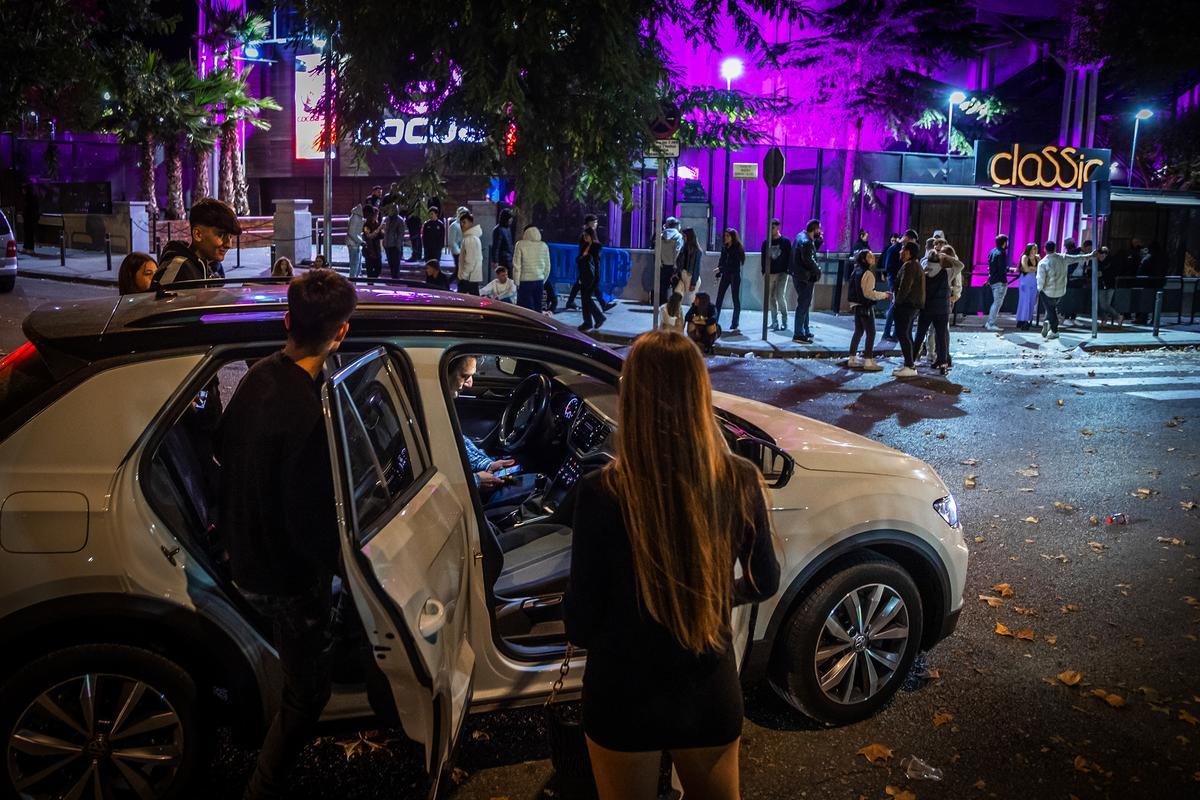 Radiografía de los papijamas, padres y madres que recogen a sus hijos en coche tras una noche de fiesta discotequera