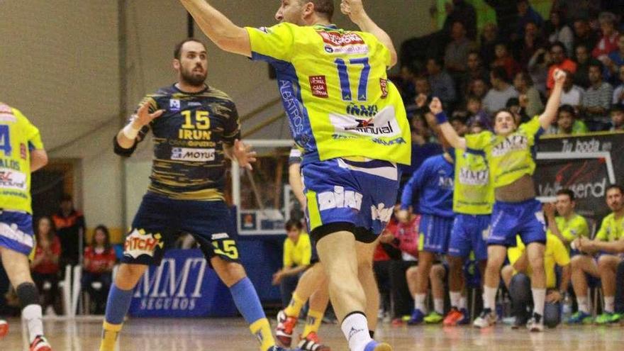 Iñaki celebra un gol ante el Bidasoa Irún con el banquillo de fondo.