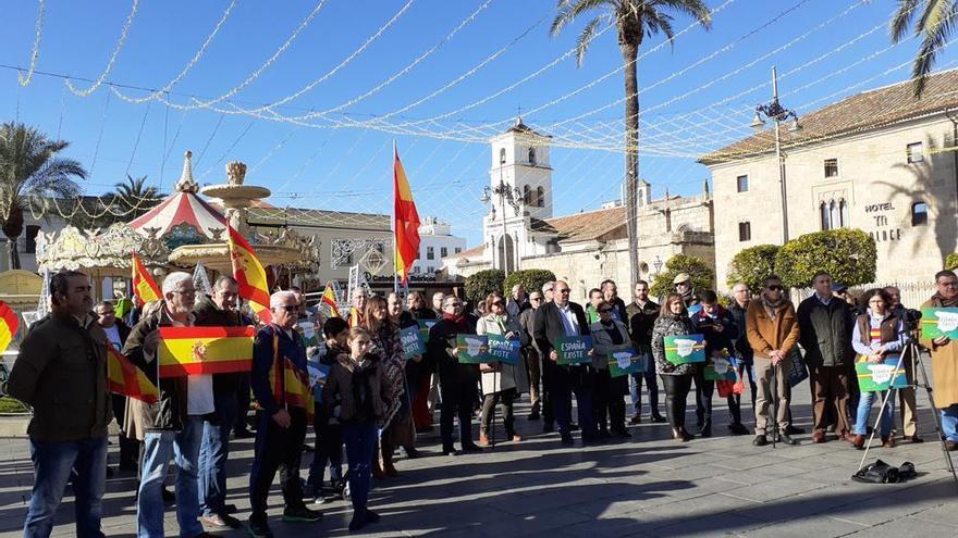 Casi cien personas se concentran en Mérida por la &quot;unidad de España&quot;