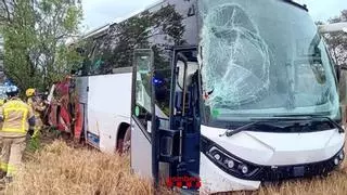 Quatre persones resulten ferides en la sortida de via d'un autocar a Prats de Rei