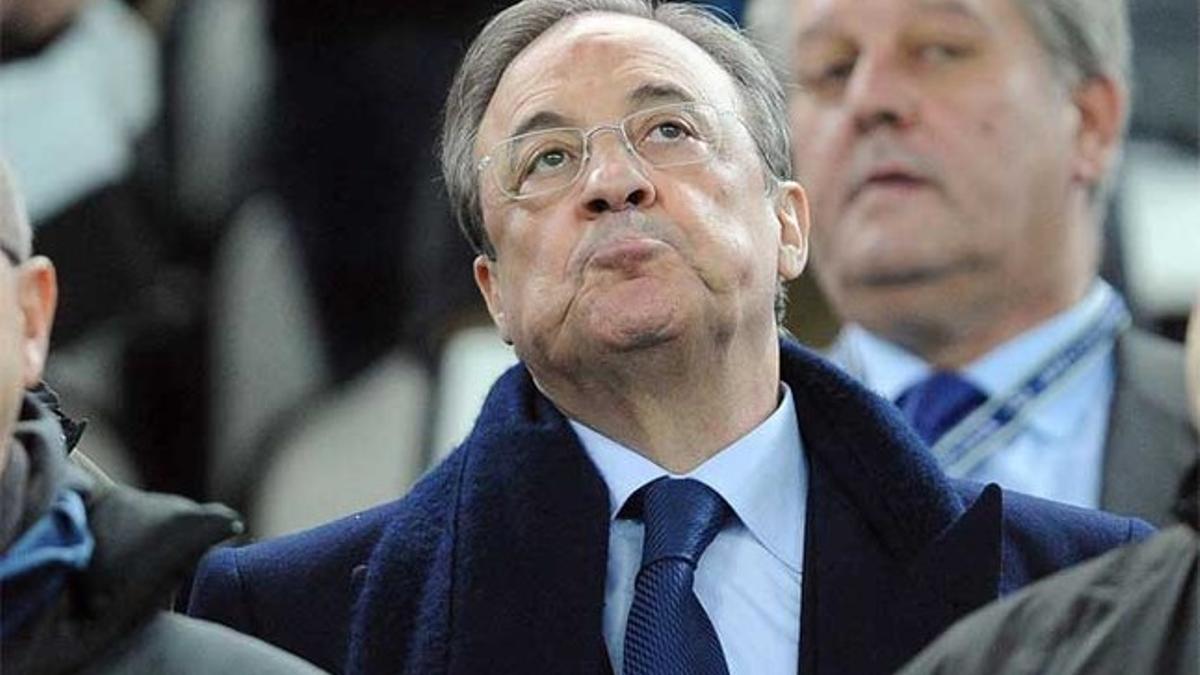 Florentino, en el palco del Santiago Bernabéu, al final del derbi Real Madrid-Atletico de la Liga BBVA 2015/16