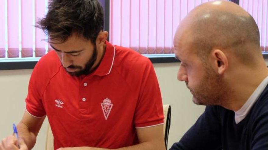 Molo, firmando el contrato en presencia de Pedro Gómez Carmona