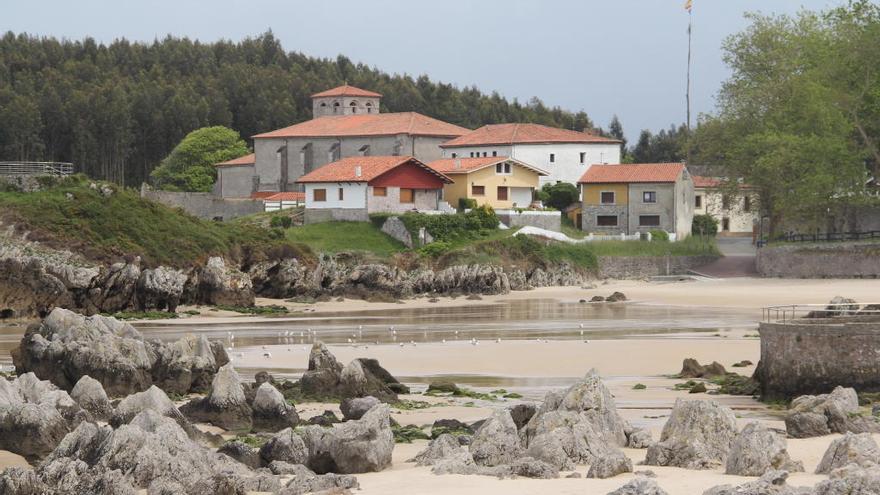 La playa de Borizu, en Celoriu, con el monasterio de San Salvador al fondo.