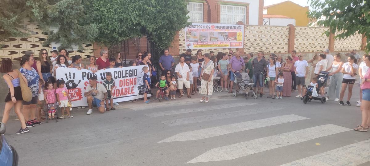 Vecinos de Llera, a las puertas del colegio, para protestar por su mal estado y exigir soluciones.