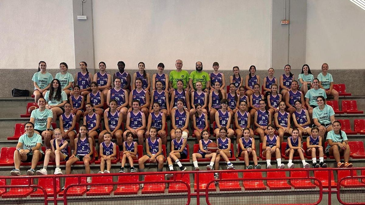 Asistentes al campus de baloncesto femenino que tiene lugar en Priego.