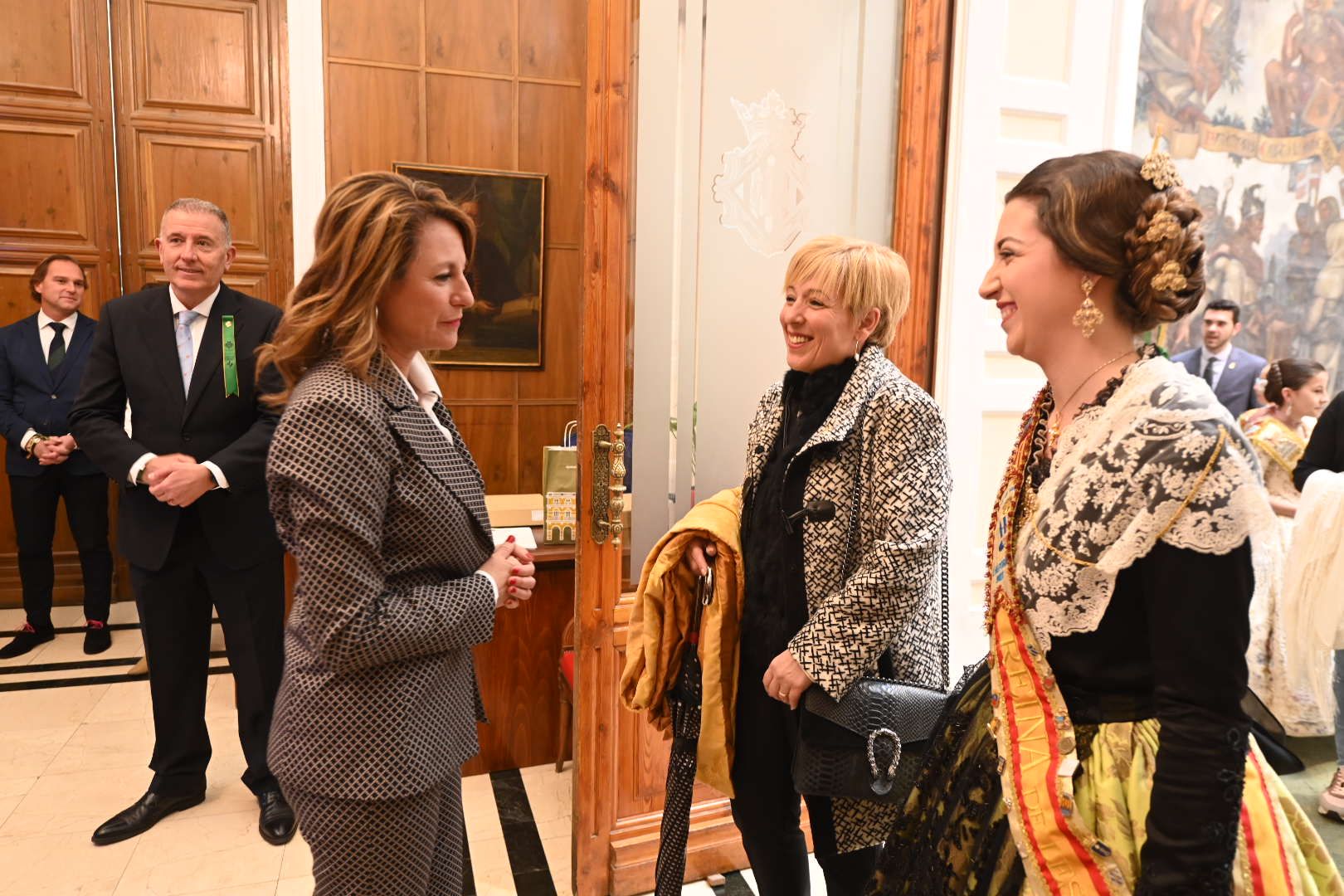 Galería de imágenes: Recepción de las reinas de los pueblos en el Ayuntamiento de Castelló