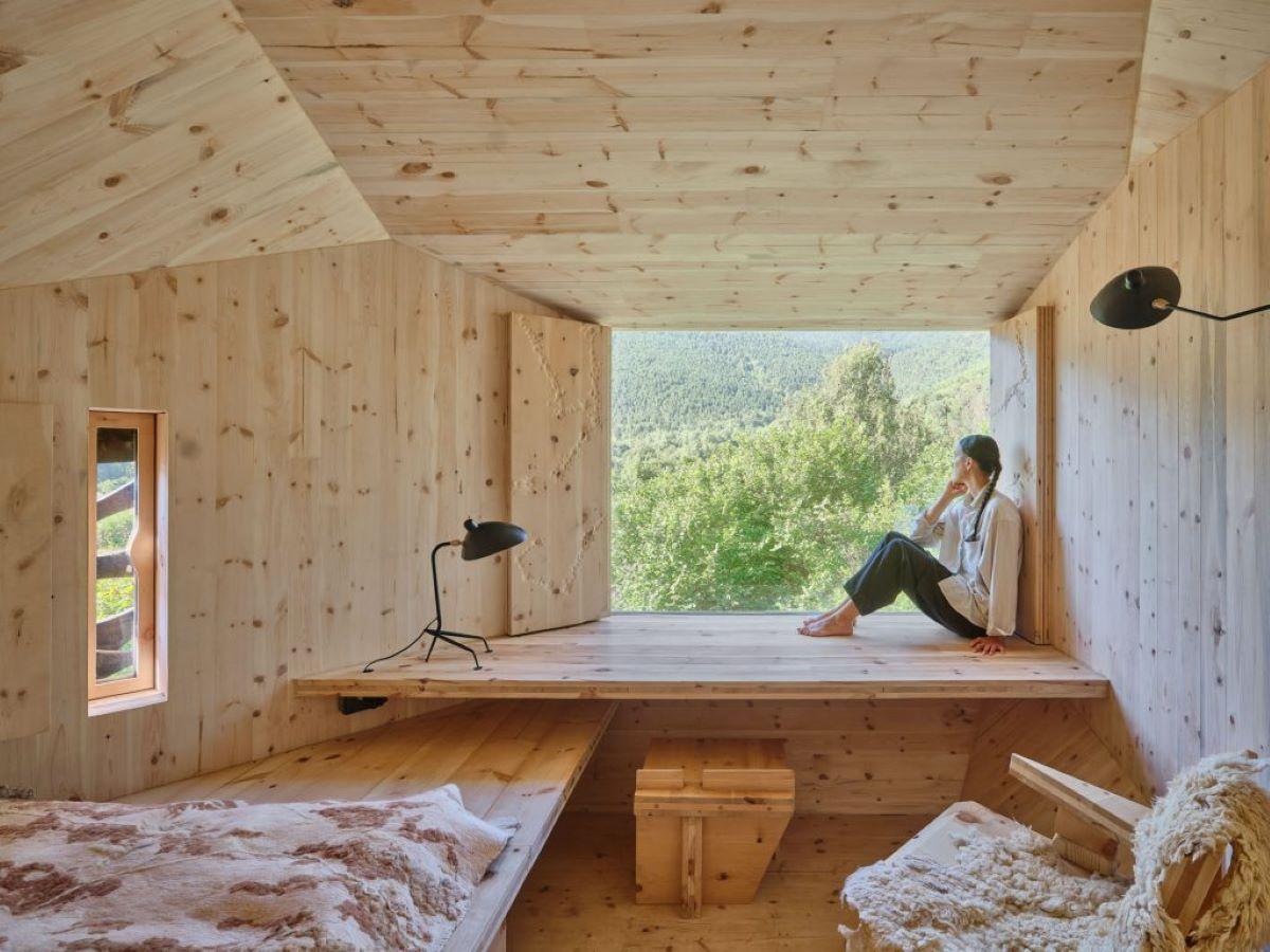 El refugi des de l'interior.