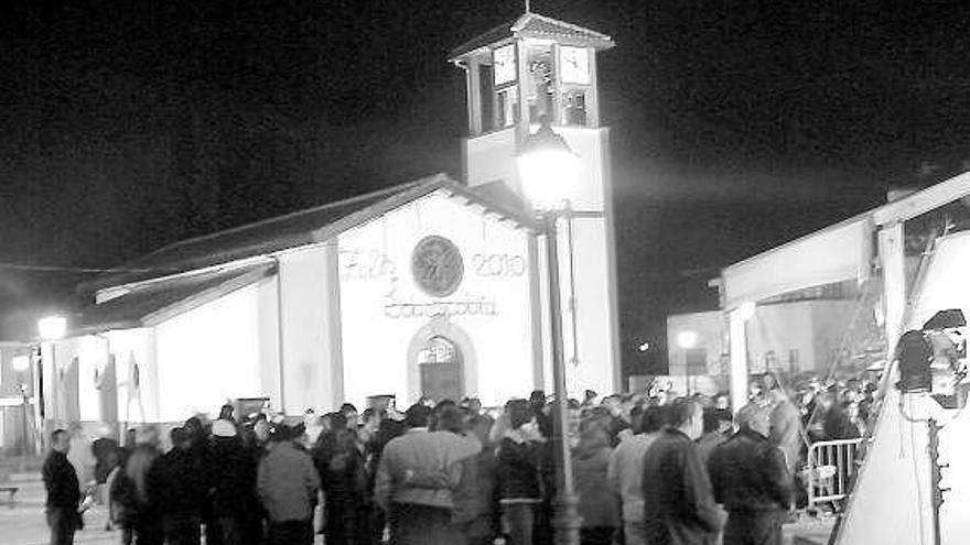 La iglesia parroquial de Rioseco, unos minutos antes de las campanadas.