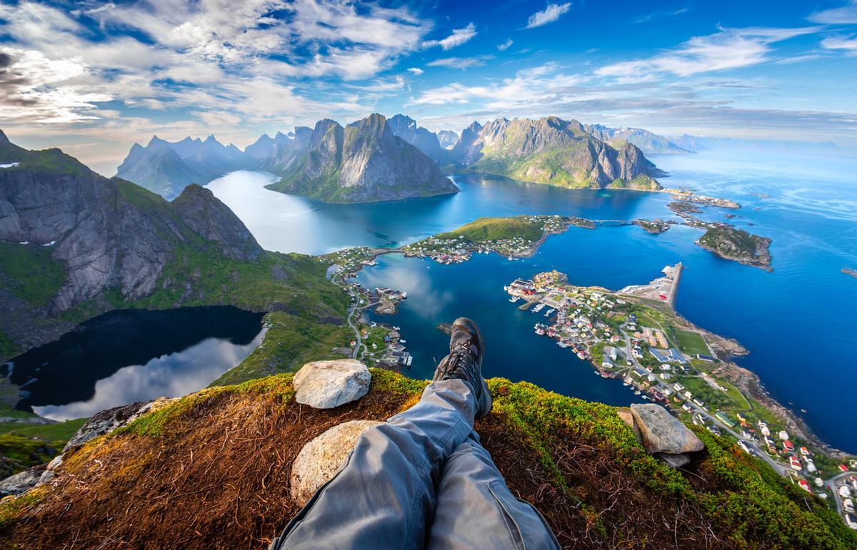Los miradores de las Islas Lofoten ofrecen vistas panorámicas espectaculares de fiordos, montañas escarpadas y pueblos pesqueros