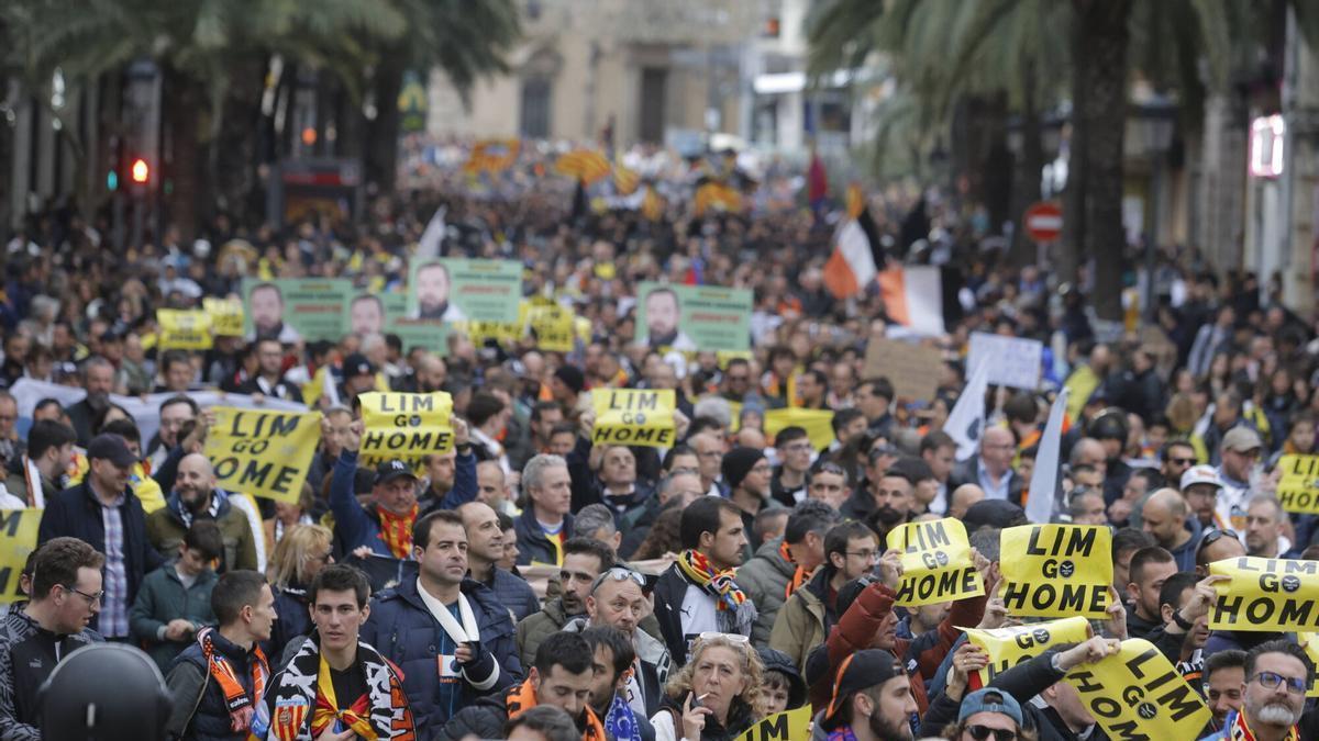 Este sábado se ha convocado una manifestación valencianista contra la gestión de Peter Lim . Valencia CF .VLC SPD. FÚTBOL . EQUIPO VALENCIA CF . PLATAFORMA LIBERTAD VCF . MANIFESTACIÓN CONTRA LA GESTIÓN DEL PROPIETARIO DEL CLUB PETER LIM