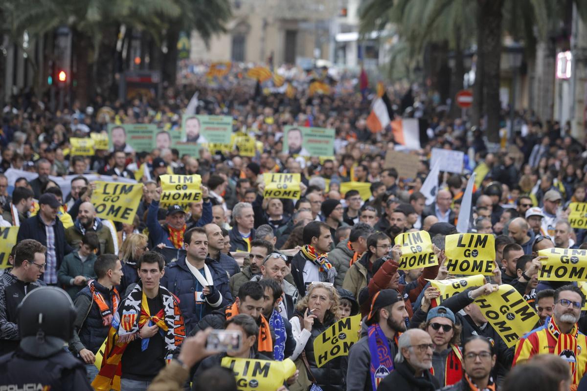 Valencia. Manifestación valencianista contra la gestión de Peter Lim . Valencia CF .VLC SPD. FÚTBOL . EQUIPO VALENCIA CF . PLATAFORMA LIBERTAD VCF . MANIFESTACIÓN CONTRA LA GESTIÓN DEL PROPIETARIO DEL CLUB PETER LIM