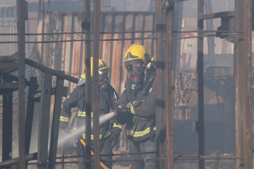 Incendio en un desguace del polígono Guadalhorce