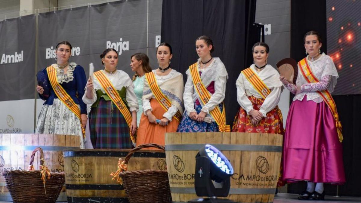 La reina de la vendimia y las reinas de fiestas, protagonistas. | SERVICIO ESPECIAL