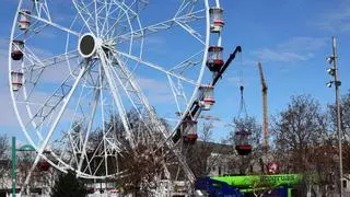 Comienza el desmontaje de la noria navideña de Zaragoza sin que haya entrado en funcionamiento