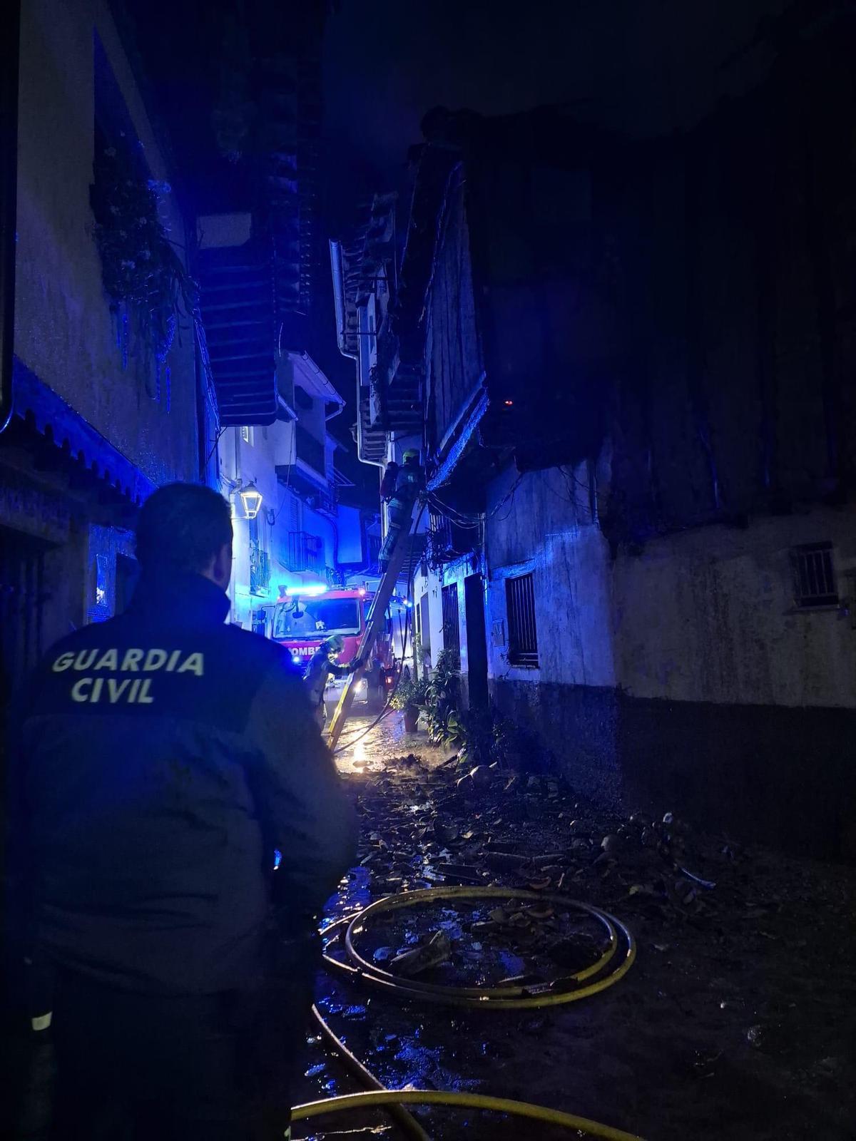 Galería | El incendio en una vivienda de Villanueva de la Vera