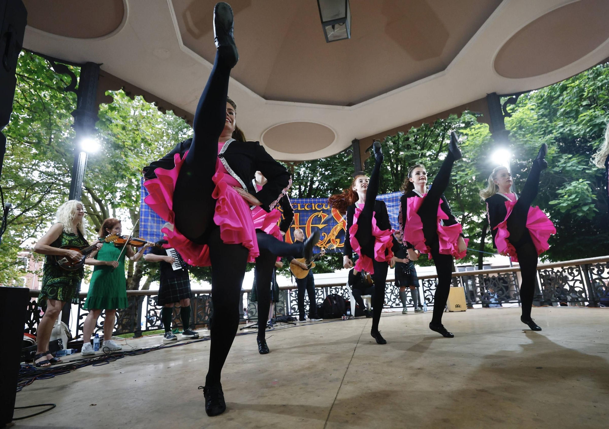 Así fue la colorida actuación del grupo norirlandés "Keltic Flair" en el festival Intercélticu de Avilés