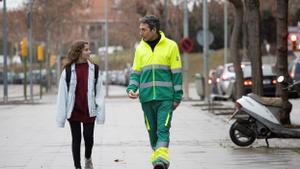 Dos actores interpretan a un trabajador de la limpieza de Sabadell y su hija en el documental ’Els residus de mercuri’.