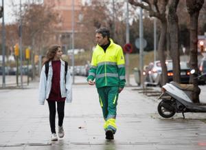 Dos actores interpretan a un trabajador de la limpieza de Sabadell y su hija en el documental ’Els residus de mercuri’.
