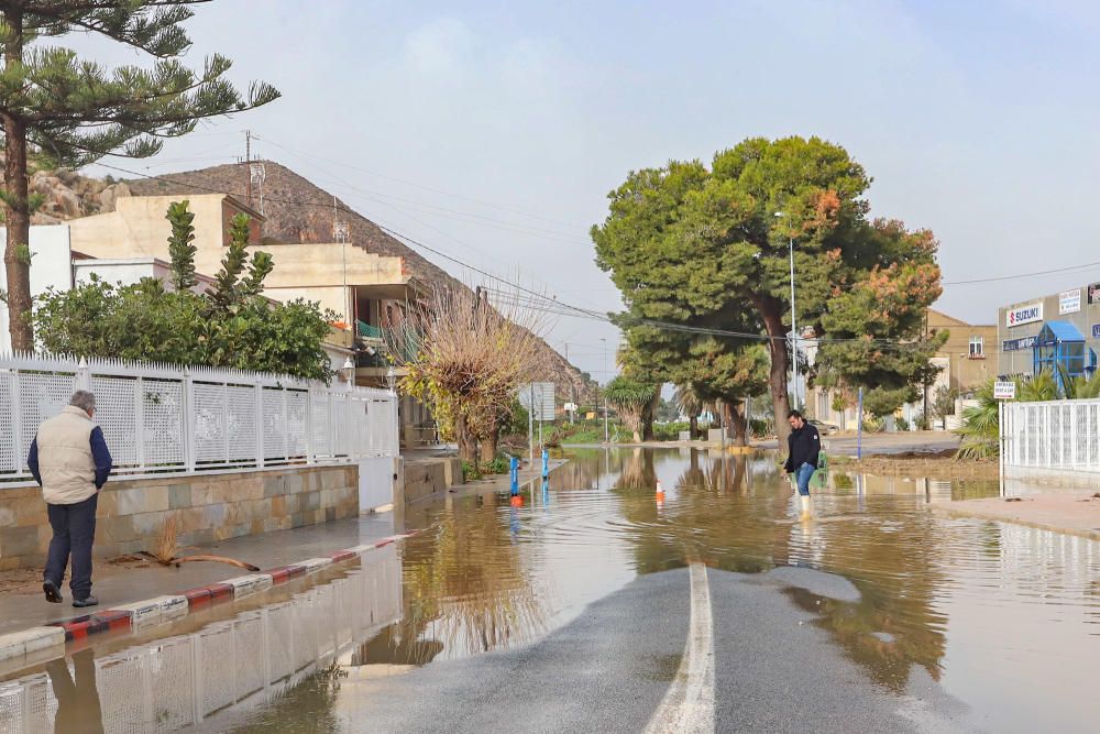 Las lluvias también provocaron algunos problemas en Orihuela Casco, como es el caso del barrio del Escorratel