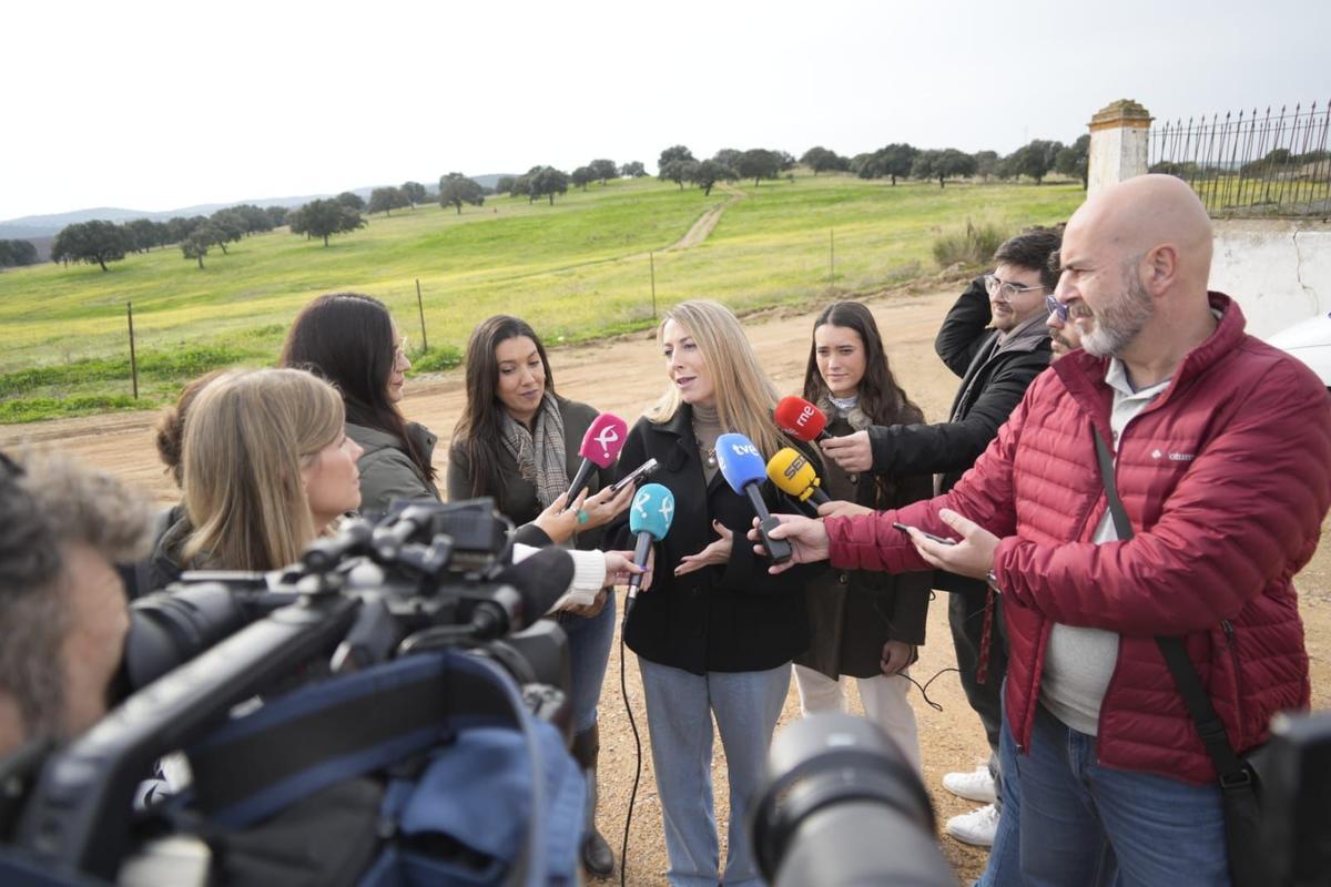 María Guardiola, candidata del PP, visita una explotación ovina en Manchita.