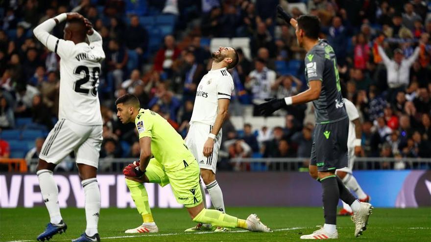 Un Real Madrid gafado se despide del tren de la Liga (0-2)
