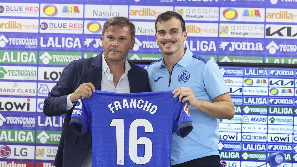 Francho Serrano posa en su presentación con Toni Muñoz, director deportivo del Getafe.