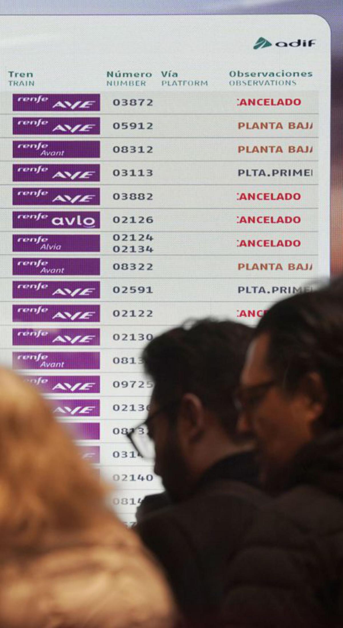 Viatgers a l’estació d’Atocha. | JOSÉ LUIS ROCA