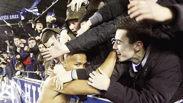 Deyverson recibe abrazos de la afición del Alavés tras la victoria ante el Celta. // Adrián Ruiz de Hierro