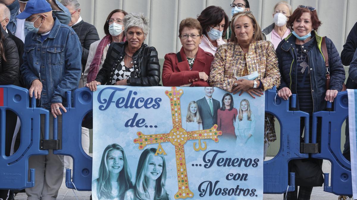 "las Nórdicas" con su pancarte frente al Auditorio Príncipe Felipe