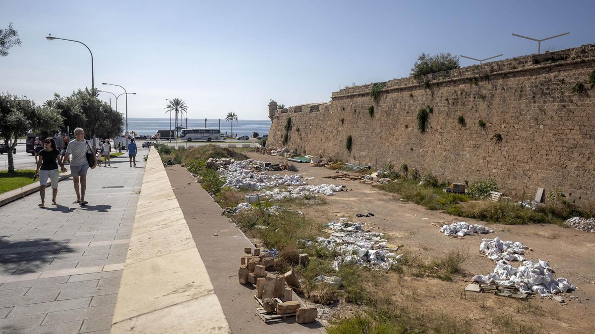 Las fotos del Baluard del Príncep convertido en un vertedero: escombros, trastos y basura se adueñan de la antigua fortaleza de Palma
