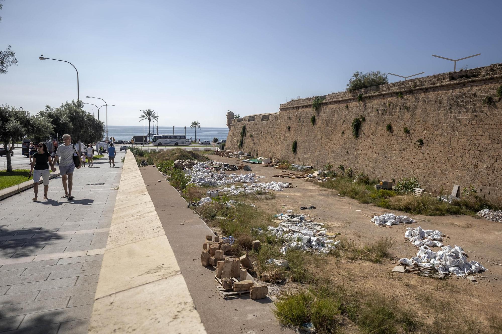 Un vertedero en el Baluard del Príncep: escombros, trastos y basura se adueñan de la antigua fortaleza de Palma