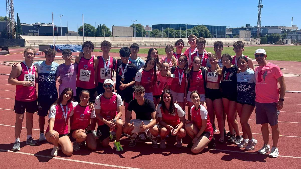 Los atletas de Eiviatletisme, tras el campeonato con sus medallas.