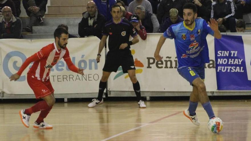 Juanpi trata de arrebatar el balón a un rival en el encuentro de ayer en Peñíscola.