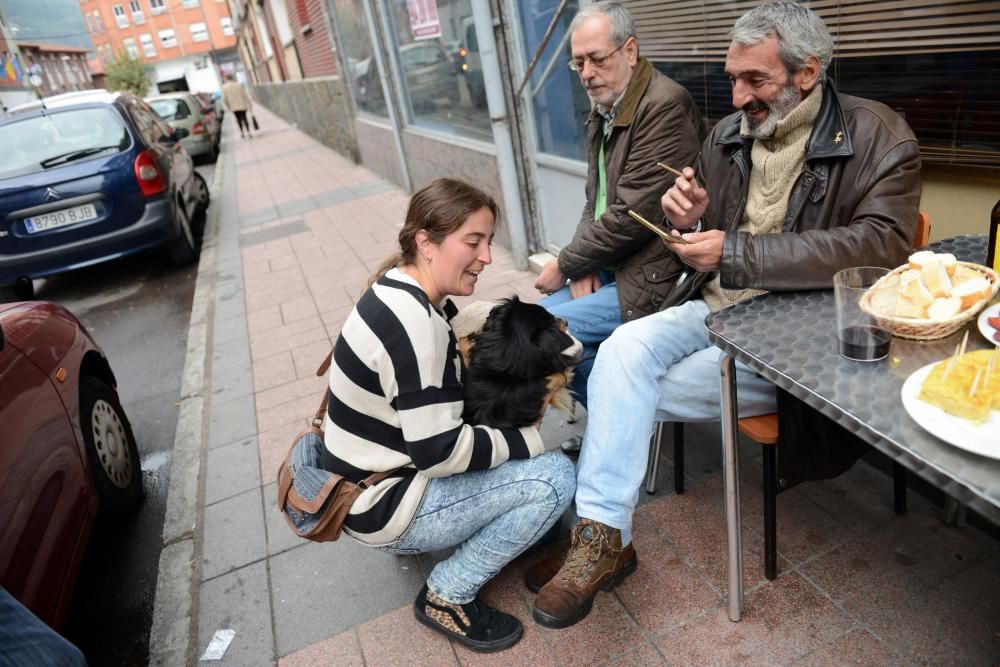 Josín entrega su perro "Trasgu" a Antonia Morales